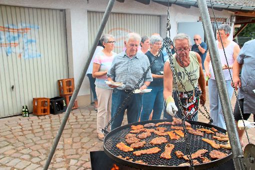 Beim Sommerfest des VdK Meißenheim spendierte das Vorstandsteam das Grillgut. Foto: Lehmann Foto: Lahrer Zeitung