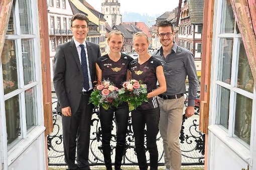 Gengenbachs Bürgermeister Thorsten Erny (von links) gratulierte Lisa und Anna Hahner sowie ihrem Trainer Thomas Dold zu ihren sportlichen Erfolgen der vergangenen zwei Jahre. Foto: Deckert Foto: Lahrer Zeitung