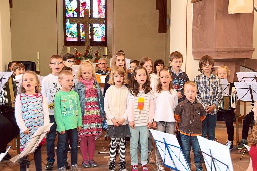 Tradition in Ottenheim: Der musikalische Nachwuchs tut sich zum Muttertag zusammen und singt für die versammelten Eltern und Großeltern.  Foto: Lehmann