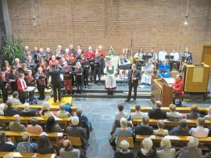 In der voll besetzten Auferstehungskirche haben 50 Sänger und Musiker die Bauernkantate zu Gehör gebracht.  Foto: Bohnert-Seidel