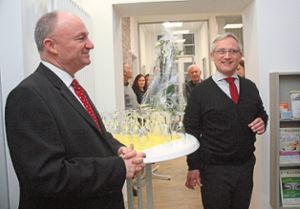Bürgermeister Dietmar Benz (links) hieß Harald Reiß in Mahlberg offiziell willkommen.  Foto: Haid Foto: Lahrer Zeitung