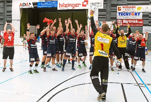 Die Spieler des TV Willstädt feiern den Turnier-Sieg vor eigenem Publikum ausgelassen.  Foto: Wendling