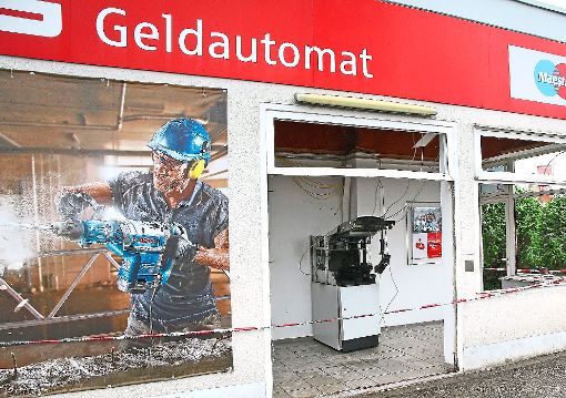 Der Geldautomat neben einem Offenburger  Baumarkt wurde durch die Explosion stark  beschädigt. Foto: Heck