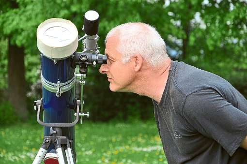 Christian Flick beobachtet das Naturschauspiel durch eines der Teleskope. Foto: Jörger Foto: Lahrer Zeitung