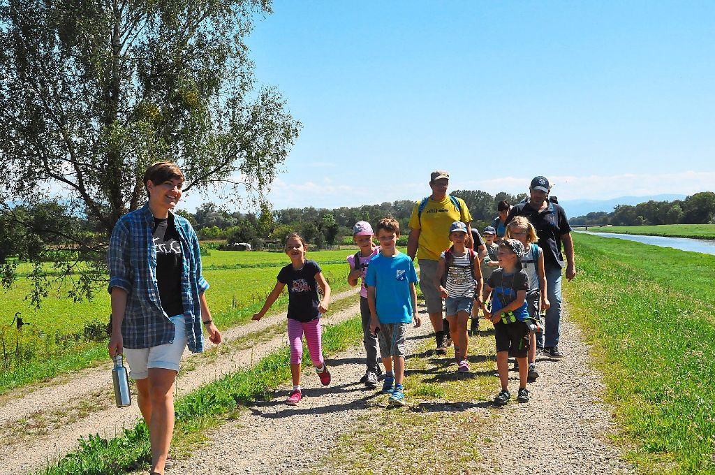 Helen Uhl (links) zeigte Kindern und Erwachsenen die Besonderheiten des Naturschutzgebiets Taubergießen.