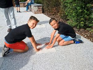 Welschensteinacher Kinder hinterlassen ihren Handabdruck im Beton des Parks.  Foto: Gemeinde
