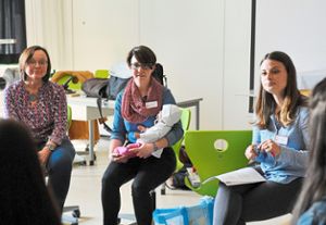Franziska Pampuch (Mitte) und Gianna Braun (rechts) erklären Schülerinnen der Klasse neun und Lehrerin Angelika Schaub-Roll (links)  wie das Baby versorgt werden soll. Foto: Baublies Foto: Lahrer Zeitung