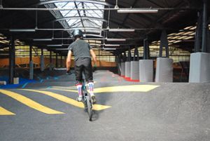 Bodenwellen - im Straßeverkehr ein Ärgernis, im Indoor Bike Park ganz nach dem Geschmack der Biker.  Foto: Schauer