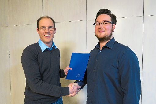 Matthias Theobald (links), Vorsitzender der DLRG Schwanau, dankte Sebastian Hamm für dessen aktive Unterstützung im Verein.  Foto: Bohnert-Seidel
