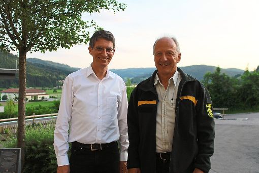 Bürgermeister Thomas Schneider (links) verabschiedete Fischerbachs Revierleiter Herbert Heine nach 28 Jahren in den Ruhestand.   Foto: Störr