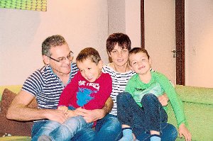 Edgar Brucker (von links), Pedro (5), Mutter Birgit und Carlos (7) lachen gerne.  Foto: Reinhard