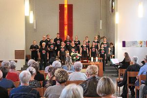 Der Chor begeisterte mit ungewöhnlichen Gospel-Darbietungen und der Präsentation dazu passender Psalme.   Foto: Störr