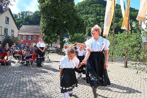 Beim Kirchweihfest: Die Mädchen der Kindertrachtentanzgruppe Kinzigtal präsentierten ihre Volkstänze.  Foto: Bea