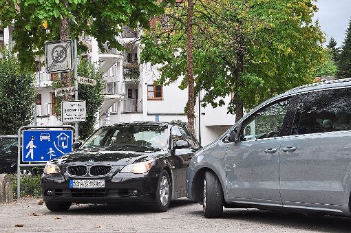 Die Weiherstraße zwischen Moltke- und Werderstraße wird häufig als Abkürzung benutzt. Testmessungen der Stadt ergaben, dass kaum ein Autofahrer dort mit Schrittgeschwindigkeit unterwegs ist.   Foto: Weber