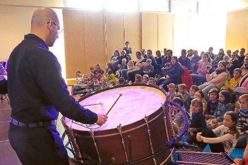 Staunende Kinder: Percussionist Markus Mayer bearbeite die Trommel virtuos. Foto: Dorn Foto: Schwarzwälder-Bote