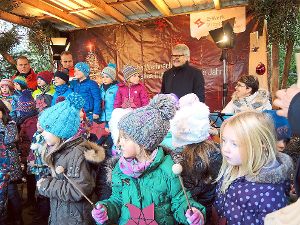 Die Kinder des Kindergartens St. Anna eröffneten am Samstag den Hausacher Weihnachtsmarkt zusammen mit Bürgermeister Manfred Wöhrle.  Foto: Jehle