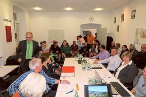 Die Stühle reichten nicht mehr aus im Sitzungssaal des Ortschaftrats von Oberschopfheim: Auch alle Bewohner des Pfarrhauses waren gekommen.  Foto: Bohnert-Seidel