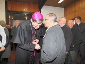 Erzbischof Stephan Burger (hier im Gespräch mit Josef Spinner) zeigte sich auf Augenhöhe mit den Gläubigen.  Foto: cbs