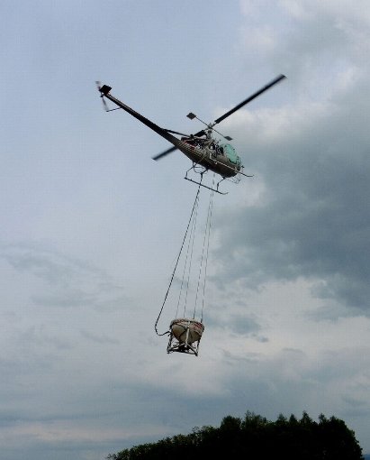 Mit einem Hubschrauber werden die BTI-Kügelchen im Ried verteilt.  Foto: Fink Foto: Lahrer Zeitung
