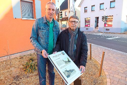 Rudi Rest (links) und Walter Batt sind stolz auf die letzte der insgesamt 27 Infotafeln in Kappel-Grafenhausen. Foto: AK