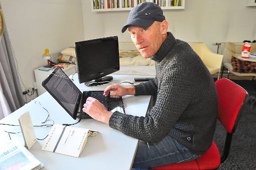 Sowohl am Lenker seines Fahrrads als auch hinter seinem Schreibgerät fühlt sich Joachim Zelter einfach am wohlsten.  Foto: Jähne