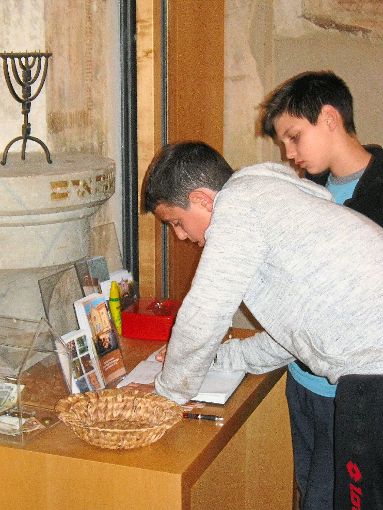 Itamar und Idan Valfer tragen sich in das Gästebuch der Kippenheimer Synagoge ein.  Foto: Krais