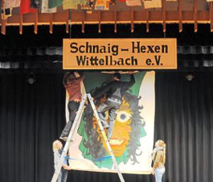 Vereinshelfer haben am Donnerstag den Seelbacher Bürgersaal dekoriert. Foto: Baublies Foto: Lahrer Zeitung