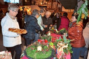 Adventskränze durften bei dem Weihnachtsmarkt im Regelsbach nicht fehlen.   Foto: Schwab