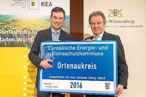 Nikolas Stoermer (links) nahm die Auszeichnung von Minister Franz Untersteller entgegen.  Foto: Umweltministerium