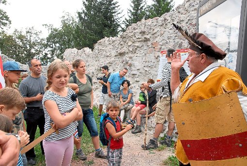 Burgvogt Otto Himmelsbach erklärt die Gästen die Geschichte der Geroldseck. Foto: Baublies Foto: Lahrer Zeitung