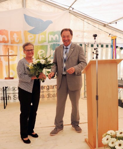 Siegfried Eckert überreichte Kiga Leiterin Elisabeth Pasternack stellvertretend für das ganze Team einen Blumengruß. Foto: Jehle