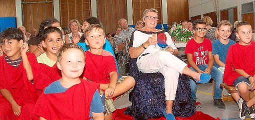 Susanne Schmidt bei der Entlassfeier in der Kuhbacher Festhalle mitten in fröhlicher Schülerrunde.  Foto: Schule