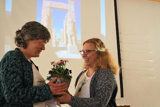 Ein Blumengruß für die Referentin: Ursula Volz-Becker (rechts) dankte Pfarrerin Henriette Gilbert für ihren interessanten und unterhaltsamen Vortrag über den Iran.  Foto: Becker