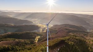 Strom fließt zur Firma Hansgrohe: Nach acht Jahren Planung ist das Windrad auf den Kallenwald bei Seelbach nun eingeweiht