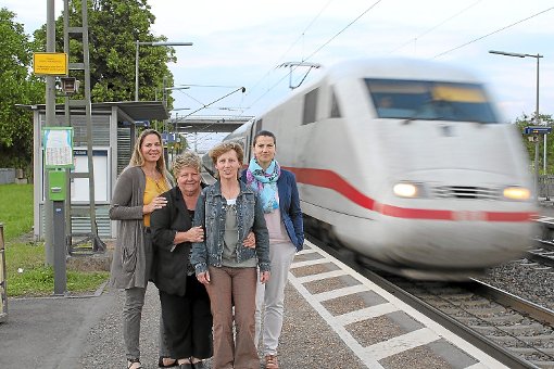 Blickt gespannt nach Berlin: das Team der BI Bahn mit  Lydia Schütte (von links), Karla Mönch, Claudia Toni und Karina Florido-Martins.  Foto: Mutz Foto: Lahrer Zeitung