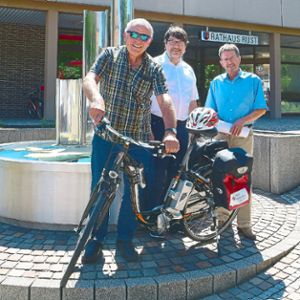 Thomas Kiefer (Mitte) übergibt das E-Bike an Thomas Sauter (rechts)  und Leo Schießle, der seine Botengänge künftig mit dem motorisierten Zweirad erledigen kann. Foto: E-Werk