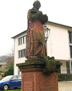Eine Statue vor dem Hausacher Herrenhaus erinnert an Abt Ignaz Speckle. Foto: Reinhard Foto: Schwarzwälder-Bote
