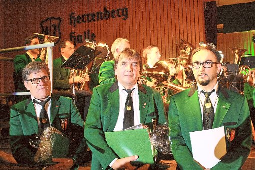 Zu Ehrenmitgliedern wurden (von links)    Elmar Schätzle   und Wilfried Buselmeier ernannt. Reiner Hügle gehört dem Musikverein Nordweil seit 25 Jahren an. Foto: Lahrer Zeitung