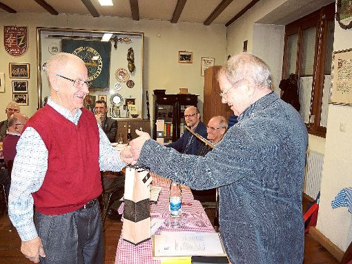 Der Vorsitzende Joachim Metzler eehrt Ehrenmitglied Willi Waldvogel für dessen außergewöhnliche 70 Jahre Zugehörigkeit zum Liederkranz. Foto: Jehle