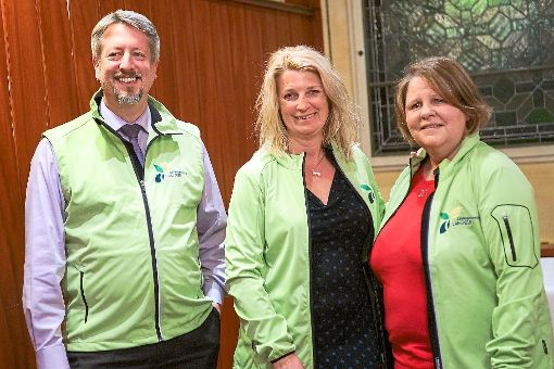 Grüne Jacken sind Erkennungszeichen und Geschenk für die Helfer der LGS.  Foto: Breuer