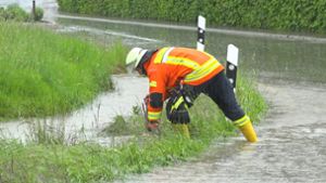 Feuerwehr im Dauereinsatz: Wassermassen überfluten die Straßen in Steinach