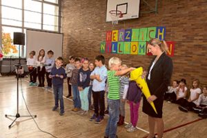Mit vielen Geschenken hießen die Grundschüler ihre neue Rektorin in Münchweier willkommen.   Foto: Decoux-Kone
