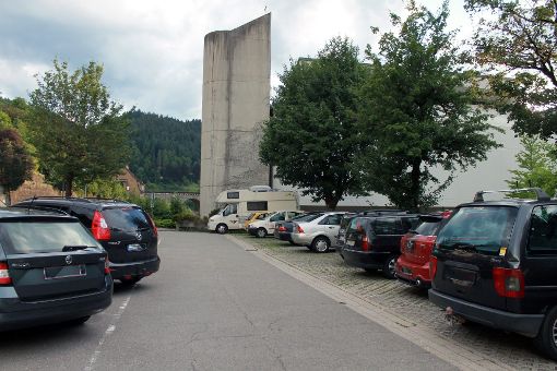 Der Parkplatz vor der Kirche ist tagsüber auch von Dauerparkern belegt.  Foto: Störr