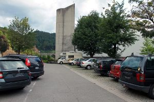 Der Parkplatz vor der Kirche ist tagsüber auch von Dauerparkern belegt.  Foto: Störr
