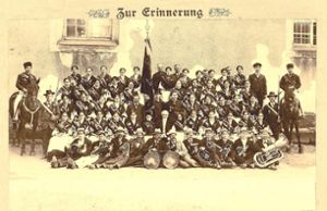 Zur Erinnerung: Einige Gruppen werden beim Festwochenende historische  Kleidung tragen. Hier ist der  Musikverein  Ichenheim  beim Militärvereins-Gaufest  am 5. Juli 1908 zu sehen. Foto: privat Foto: Lahrer Zeitung
