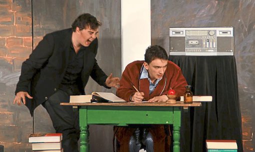 Mephisto (links, Frank Leutloff) und Faust (Lukas Andlauer) in dessen Studierzimmer Foto: Carsten Ernst Foto: Lahrer Zeitung