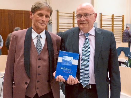 Manfred Eble (links), Vorsitzender des Heimatvereins, und Autor Walter Caroli präsentierten die Ortschronik. Foto: Vögele