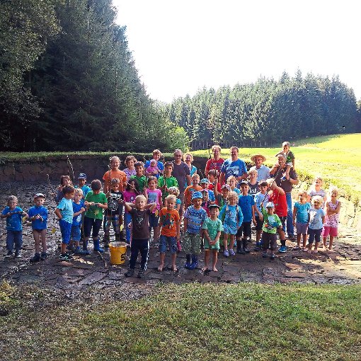 Mit vereinten Kräften haben die Kinder im Rahmen des CDU-Sommerprogramms  das Bassin der Schutterquelle auf dem Geisberg gereinigt. Foto: privat Foto: Schwarzwälder-Bote