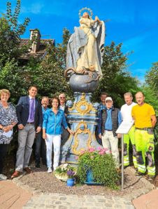 Bürgermeister Matthias Gutbrod (Zweiter von links) mit Mitgliedern der Gruppe Lebensqualität durch Nähe vor der restaurierten Statue  Foto: Decoux-Kone