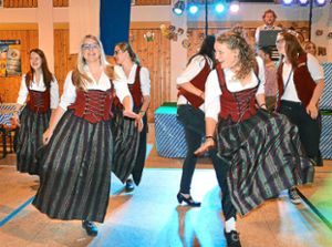 Spontane Tanzeinlage beim Oktoberfest der Trachtenkapelle Dörlinbach  Foto: C. Dach